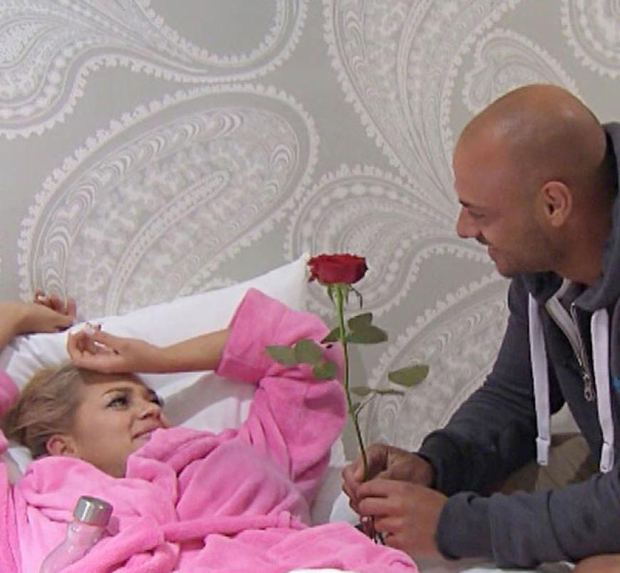Jessica, die mit Schmerzen durch einen Quad Unfall im Bett liegt, bekommt im Schlafzimmer in der Ladies-Villa die Vorab-Rose von Christian