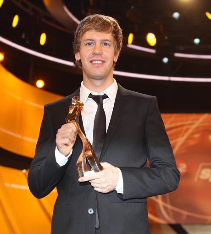 Strahlender Sieger: Sebastian Vettel hält stolz seinen Preis in der Hand