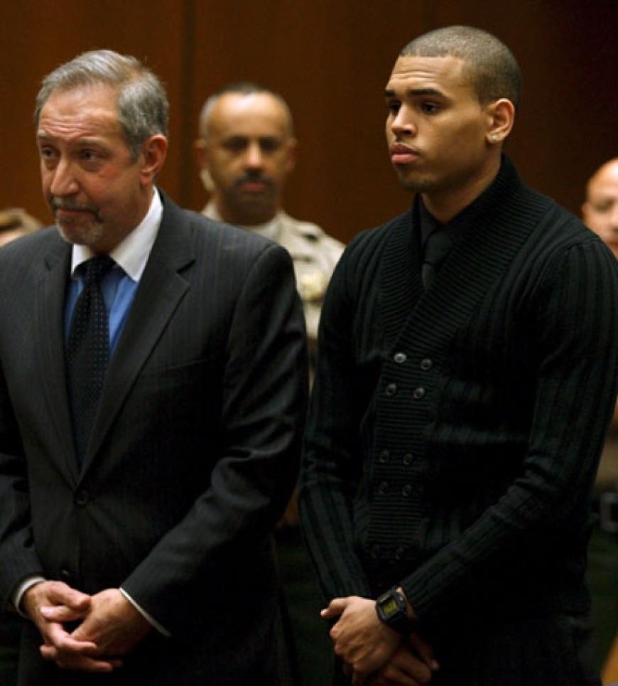 Im Juni wurde Chris Brown wegen seiner brutalen Attacke verurteilt. Er erhielt fünf Jahre Haft auf Bewährung und muss sechs Monate gemeinnützige Arbeit leisten