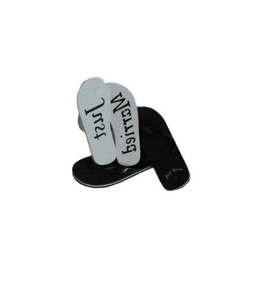 Das perfekte Hochzeitsgeschenk: Strandsandalen über lovelystuff.de,
je ca. 15 Euro