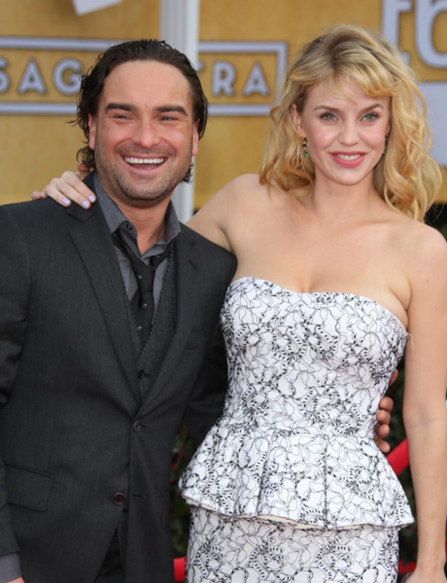 Im wahren Leben hat Serienstar Johnny Galecki sein Herz schon längst an Kelli Garner vergeben. Seit März 2012 daten sich die beiden. Doch im Sommer 2014 war alles aus