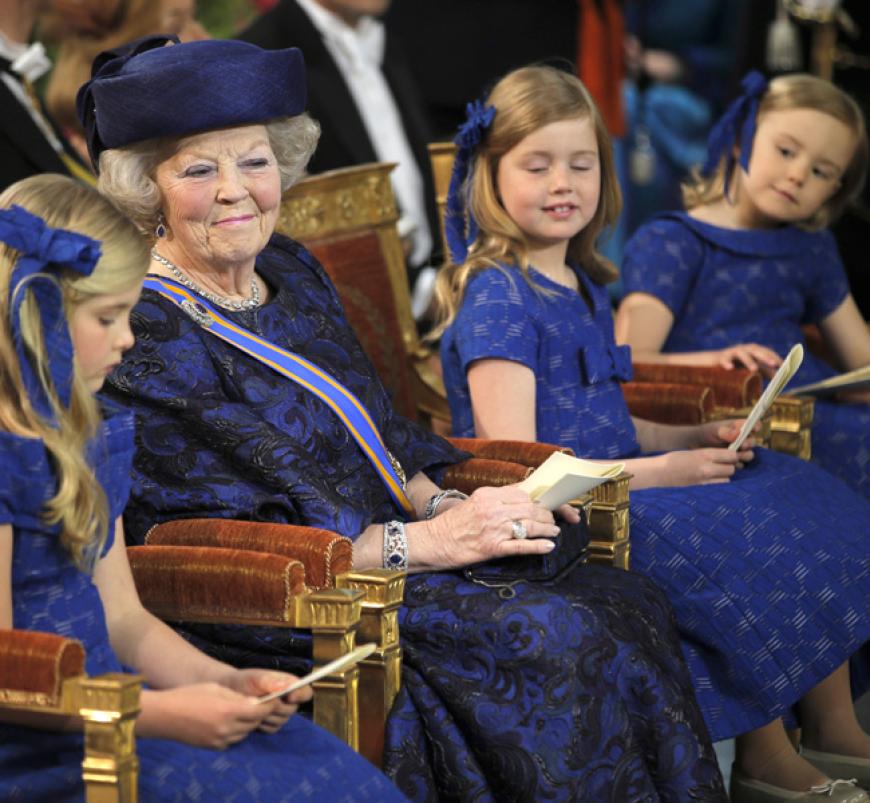 Kronprinzessin Catharina-Amalia, Prinzessin Beatrix, sowie die beiden kleinen Prinzessinnen Alexia und Prinzessin Ariane (alle in Royalblau)
