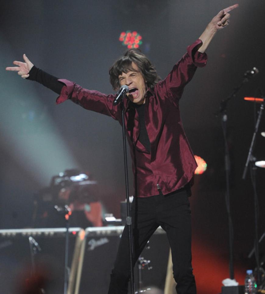 Mick Jagger und seine Rolling Stones feiern in diesem Jahr ihr 50-jähriges Bandjubiläum und gaben alles auf der Bühne. Der Erlös geht komplett an die Robin-Hood-Stiftung New Yorks, die
