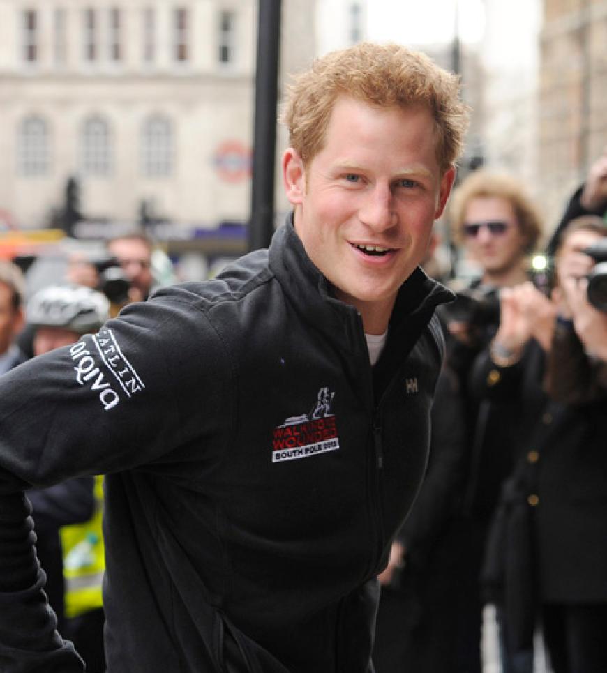 Na, wen haben wir denn da? Keinen Geringeren als Prinz Harry! Der royale Rotschopf ist Mitte April 2013 in London, um seine geplante Expedition zum Südpol abzustimmen