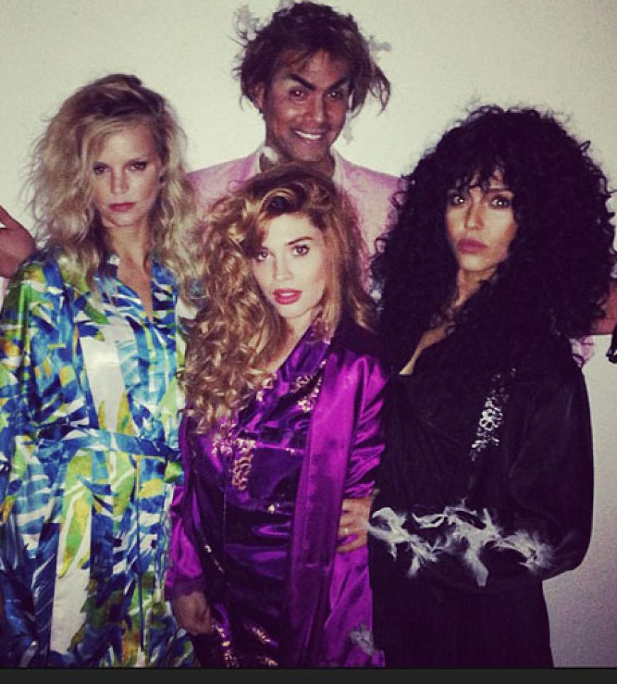 Jessica Alba (re.) als Cher's Charakter aus