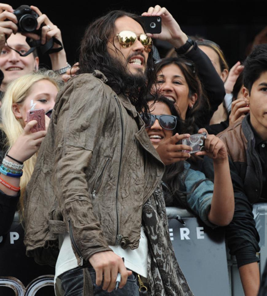 Von Fans umzingelt: Spätestens seit der Scheidung von Katie Perry ist Russell Brand wieder ein beliebter Junggeselle