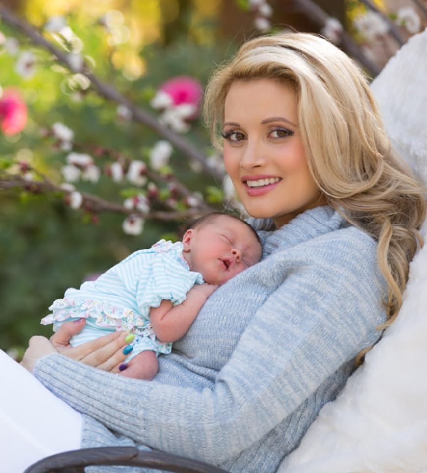 Einen Monat nach der Geburt Anfang März zeigt Holly Madison ihre süße Rainbow Aurora