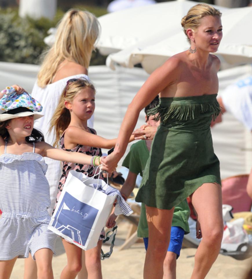 Kate Moss on the Beach! Gemeinsam mit Töchterchen Lila Grace genießt das Model die Sonne am Strand von St. Tropez