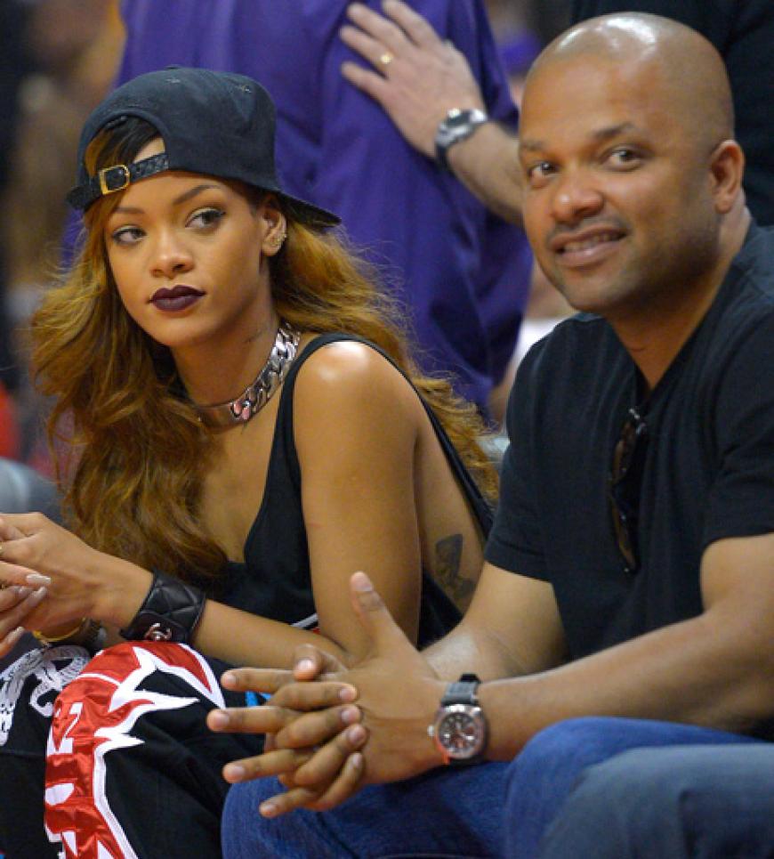 Entwarnung. Bei dem gutaussehenden Glatzkopf handelt es sich um Rorrey Fenty, Rihannas Bruder. Glück gehabt - obwohl sich die Trennungsgerüchte von Chris Brown hartnäckig halten ...