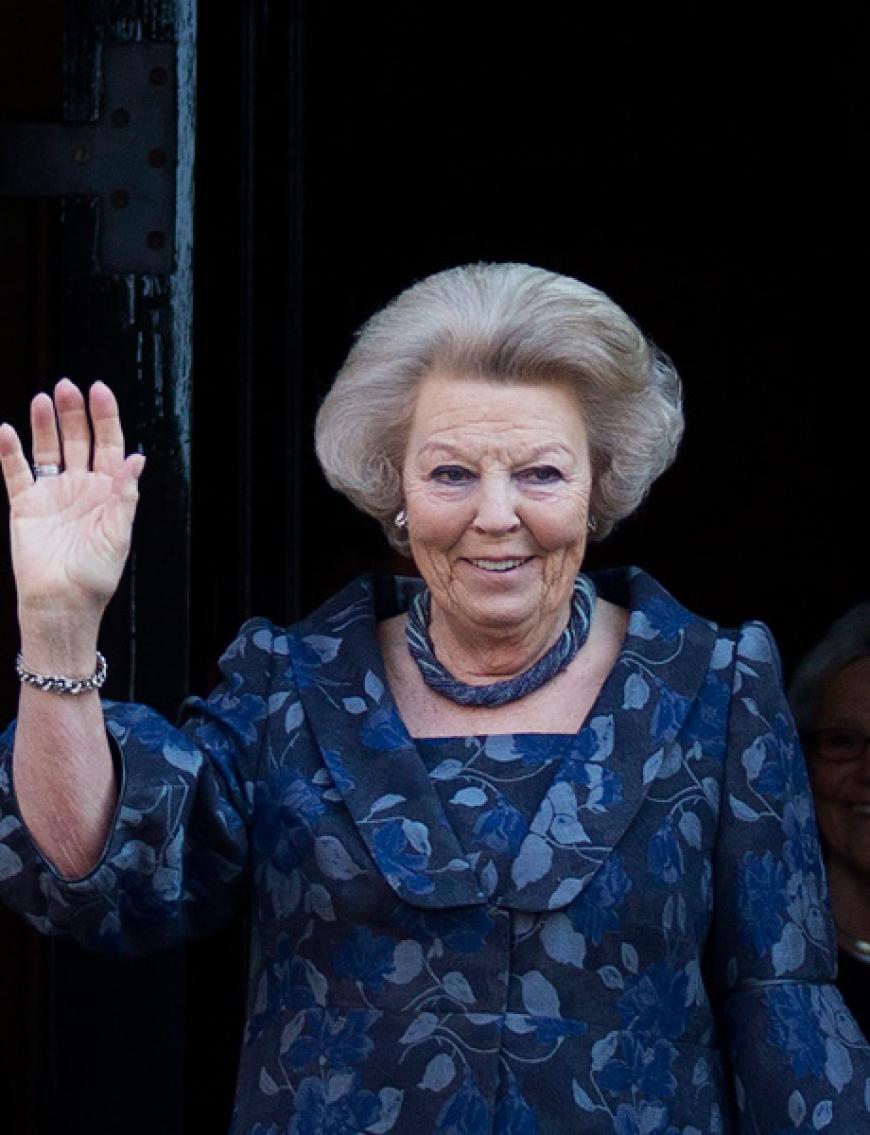 Und von ihr ist nun auch eine Last abgefallen. Nach 33 Jahren gab Beatrix das Zepter an ihren Sohn und ist nun Prinzessin