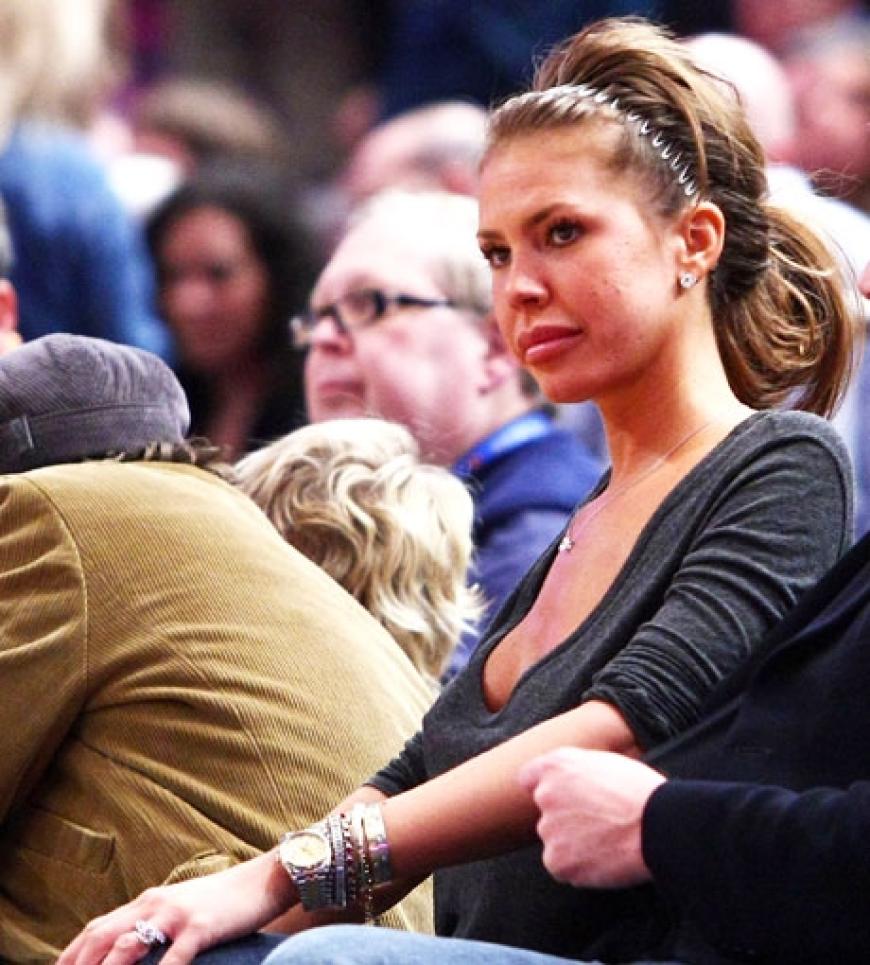 Schauspielerin Nikki Cox verzieht keine Miene