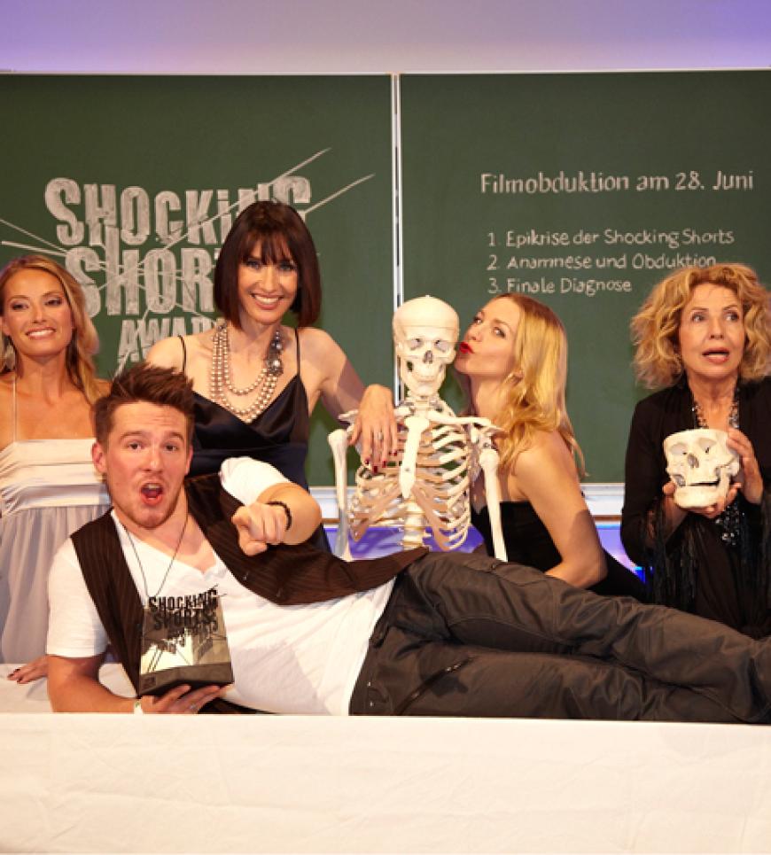 Jedes Jahr verleiht 13th Street Universal den Shocking Short Award für den besten Kurzfilm der Genres Action, Krimi, Thriller, Mystery und Horror. Dieses Jahr gewann Timo Pierre Rositzki einen Preis. Doch auch einige Prominente kamen zur Verleihung und alberten gemeinsam auf dem Roten Teppich herum