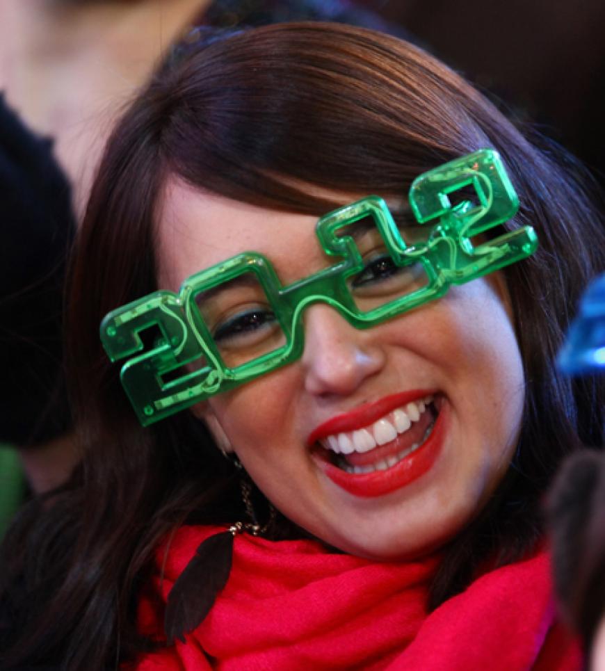 Happy New Year! Mehrere tausend Menschen kamen an den berühmten Times Square um gemeinsam ins Jahr 2012 zu feiern