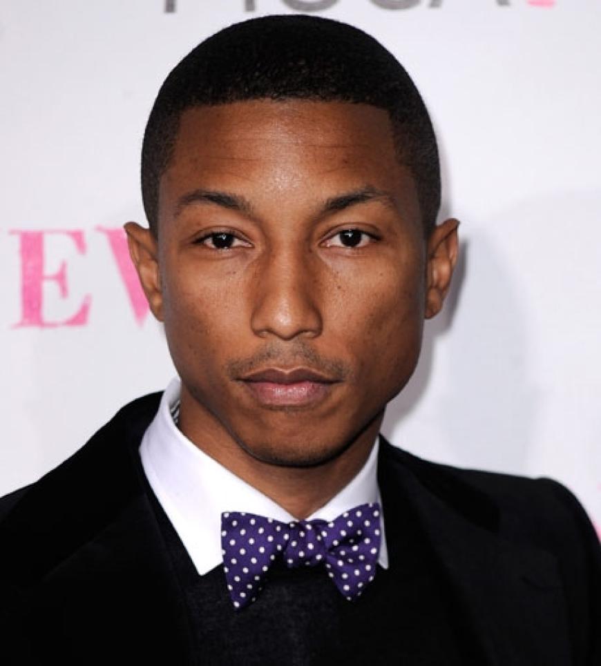 Musiker Pharell Williams liebt ausgefallene Mode. Zum 30. Jubiläum des MOCA kam der Star mit Fliege