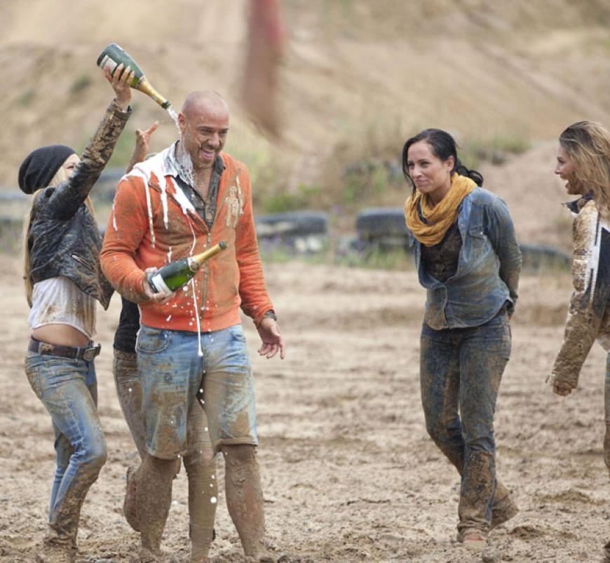 Angelina (l.) kippt Christian nach dem Quad-Rennen Sekt über den Kopf. (r.: Daniela, 2.v.r.: Maggie)