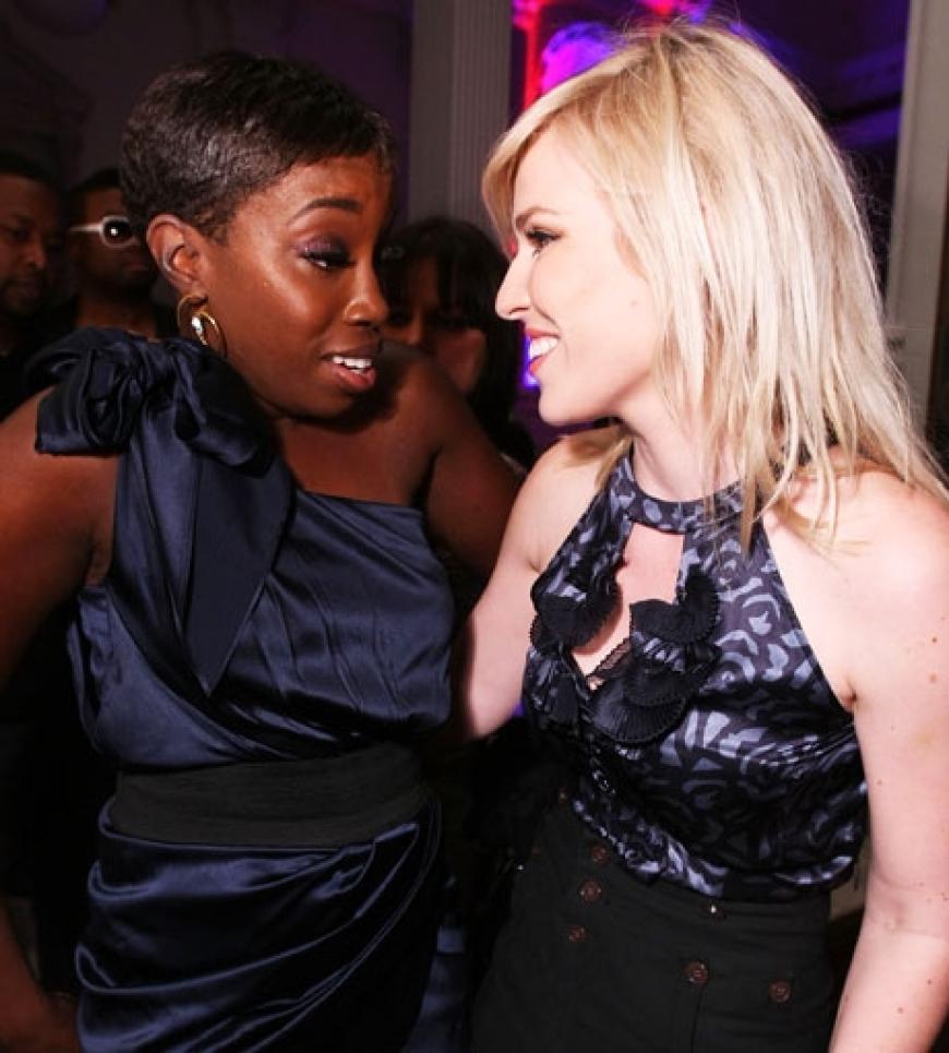 Verstehen sich bestens: Estelle mit Natasha Bedingfield im Gespräch