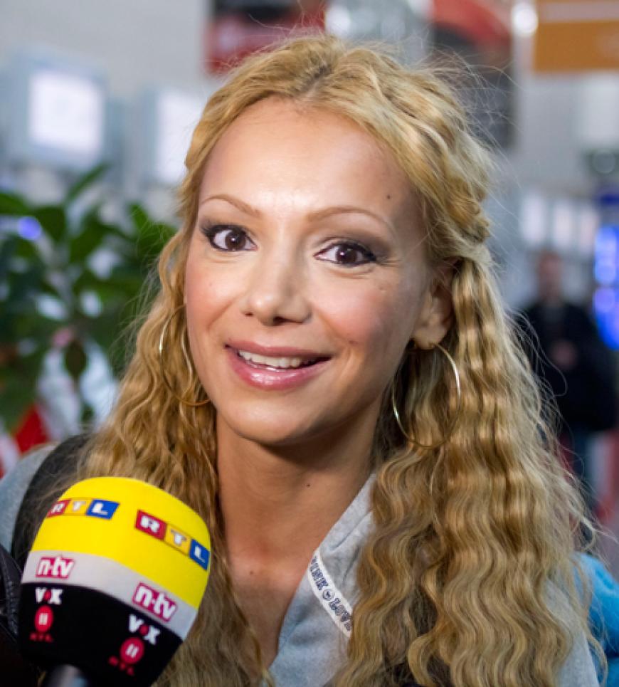 Ein letzter Gruß in die TV-Kamera, bevor es zum Check-in geht. Radost Bokel gab noch fleißig Interviews