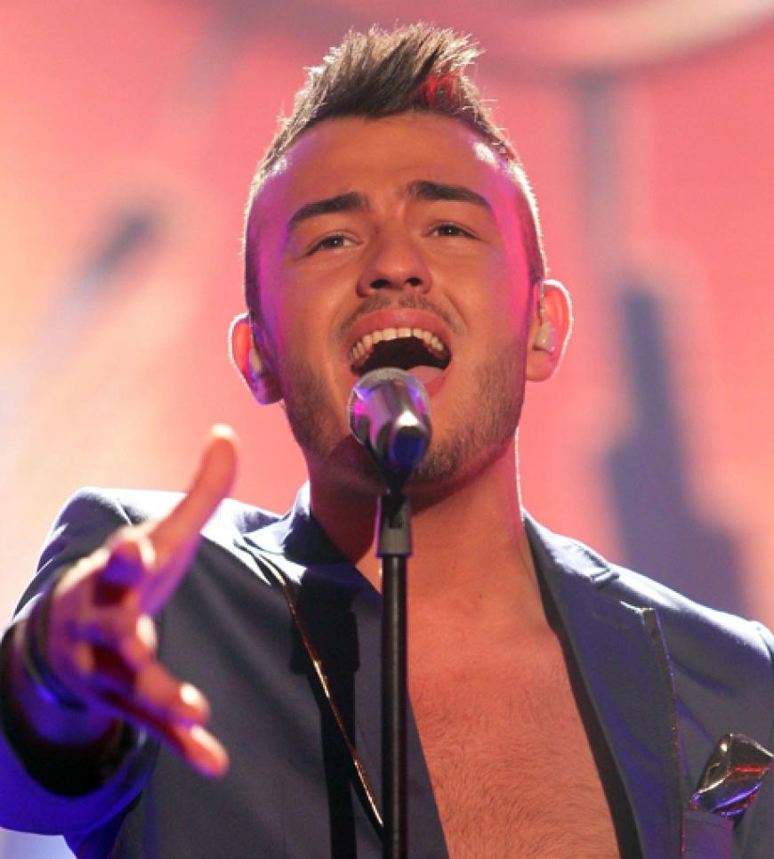 In der achten Mottoshow mussten die Kandidaten erneut mit drei Liedern bei der Jury und dem Publikum punkten. Dieter Bohlen fand Ardians´ Performance