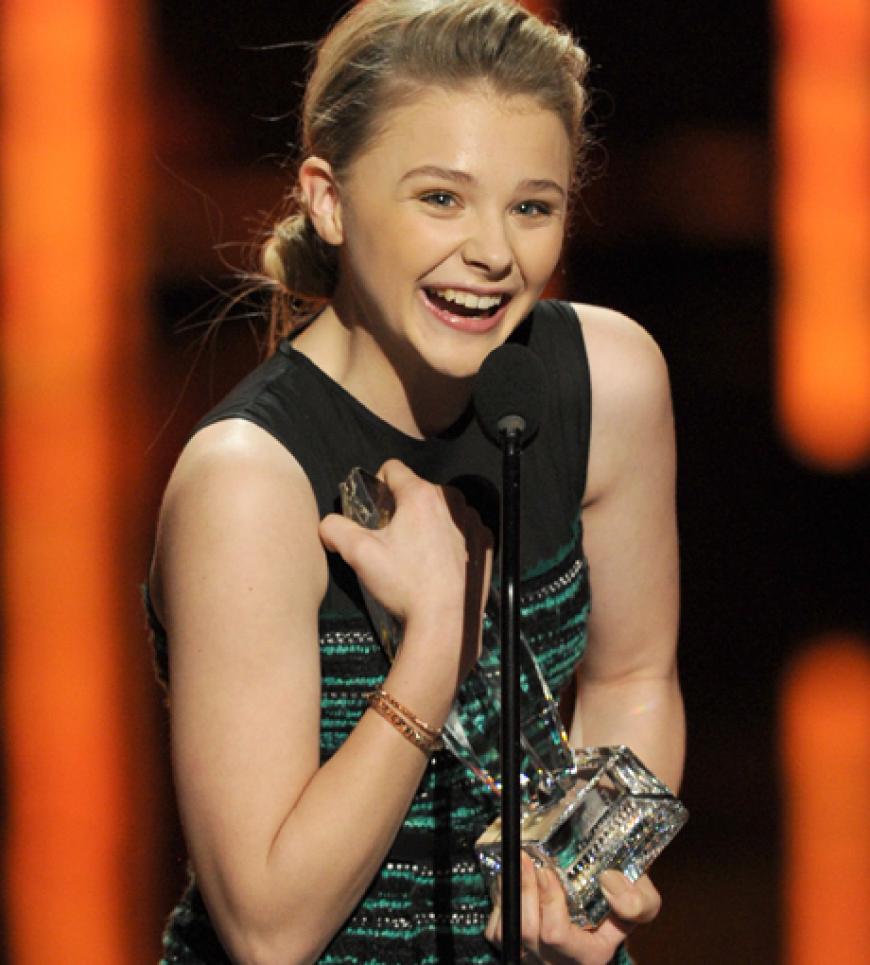 Freute sich riesig und wollte ihren Award gar nicht mehr los lassen: Chloe Grace Moretz