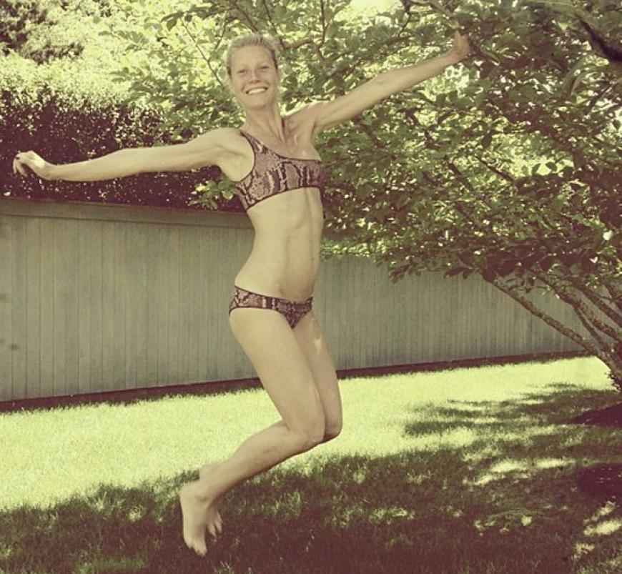 Gwyneth Paltrow posiert hier im Schlangenbikini von ihrer guten Freundin Stella McCartney