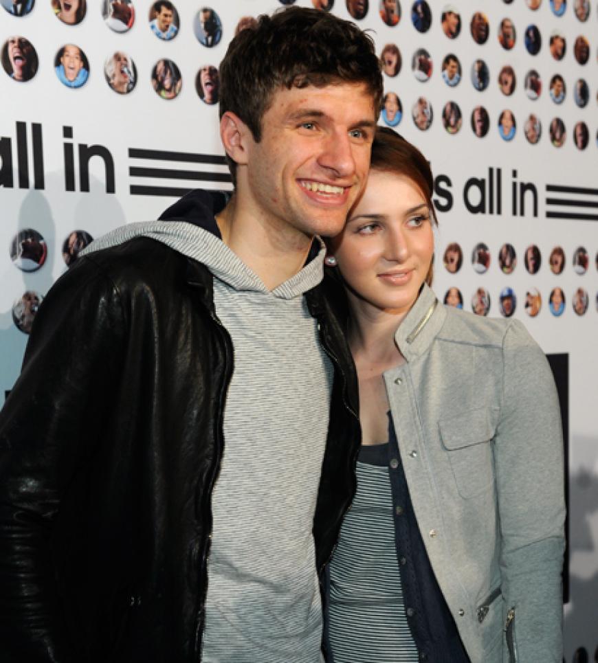 Fußballprofi Thomas Müller vom FC Bayern München und seine Frau Lisa