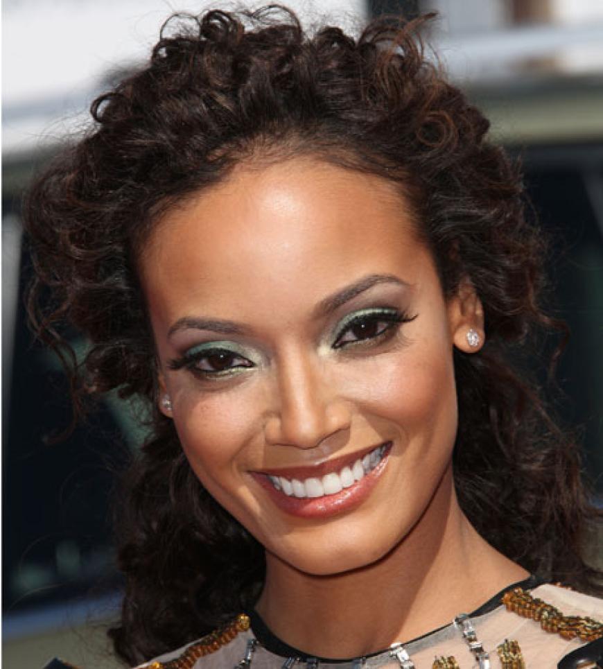 Zum dunklen Teint von Model Selita Ebanks passt der dunkelgrüne Lidschatten ganz hervorragend