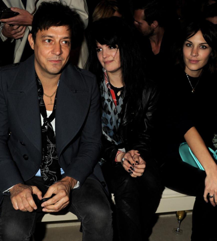 Kam leider ohne seine Kate Moss, dafür war Jamie Hince in allerbester Gesellschaft von Alison Mosshart und Alexa Chung