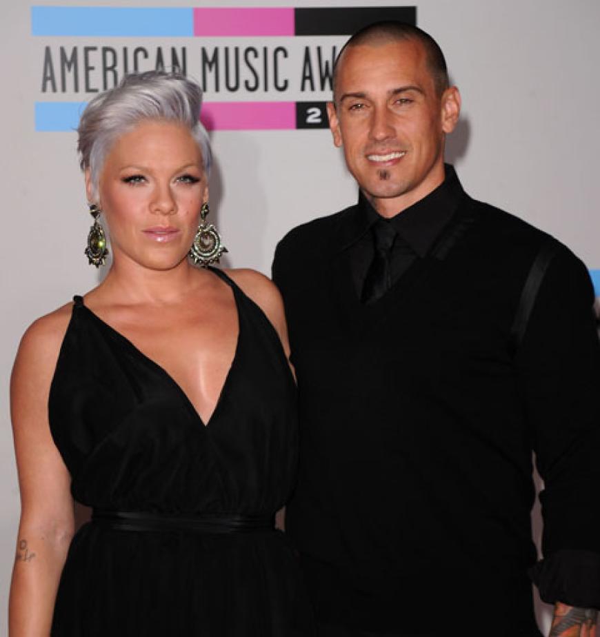 ... gemeinsam mit Ehemann Carey Hart freut sie sich auf das Baby. Angeblich soll es ein Mädchen werden