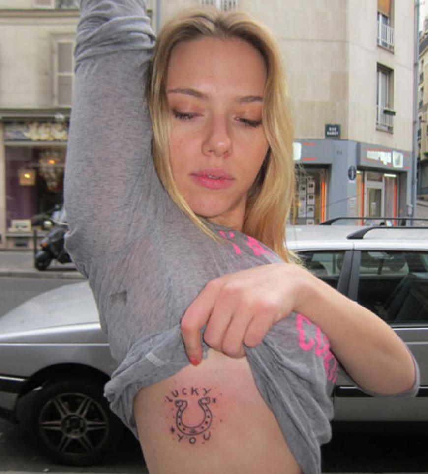 Scarlett Johansson präsentiert ihr viertes Tattoo. Ein Hufeisen ist es diesmal geworden