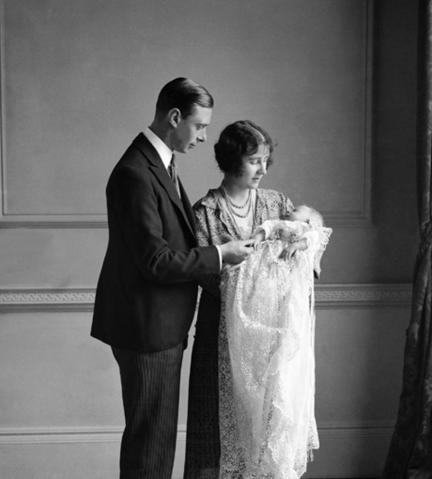 Spitze, Satin, ausufernde Lagen und Schleifen - dem Taufkleid von Prinz George ist seine historische Herkunft anzusehen. Statt in dem Original aus dem Jahr 1841 wird der Prinz jedoch in einer Neuanfertigung des Kleides getauft, das Königin Victoria (Foto) einst für ihre älteste Tochter schneidern ließ. Seit viktorianischen Zeiten sind Babys aus dem Hause Windsor in diesem Kleid getauft worden, auch Queen Elizabeth II. (heute 87, Foto)