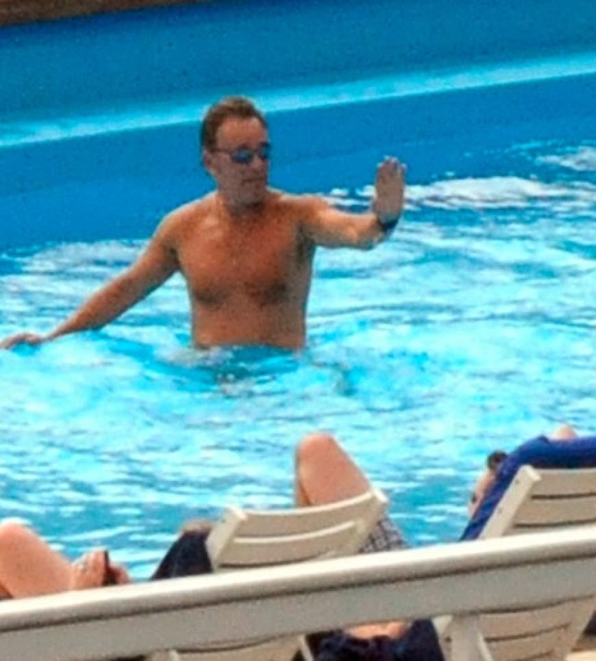 Erfrischung gefällig? Bruce Springsteen kühlt sich im Pool ab