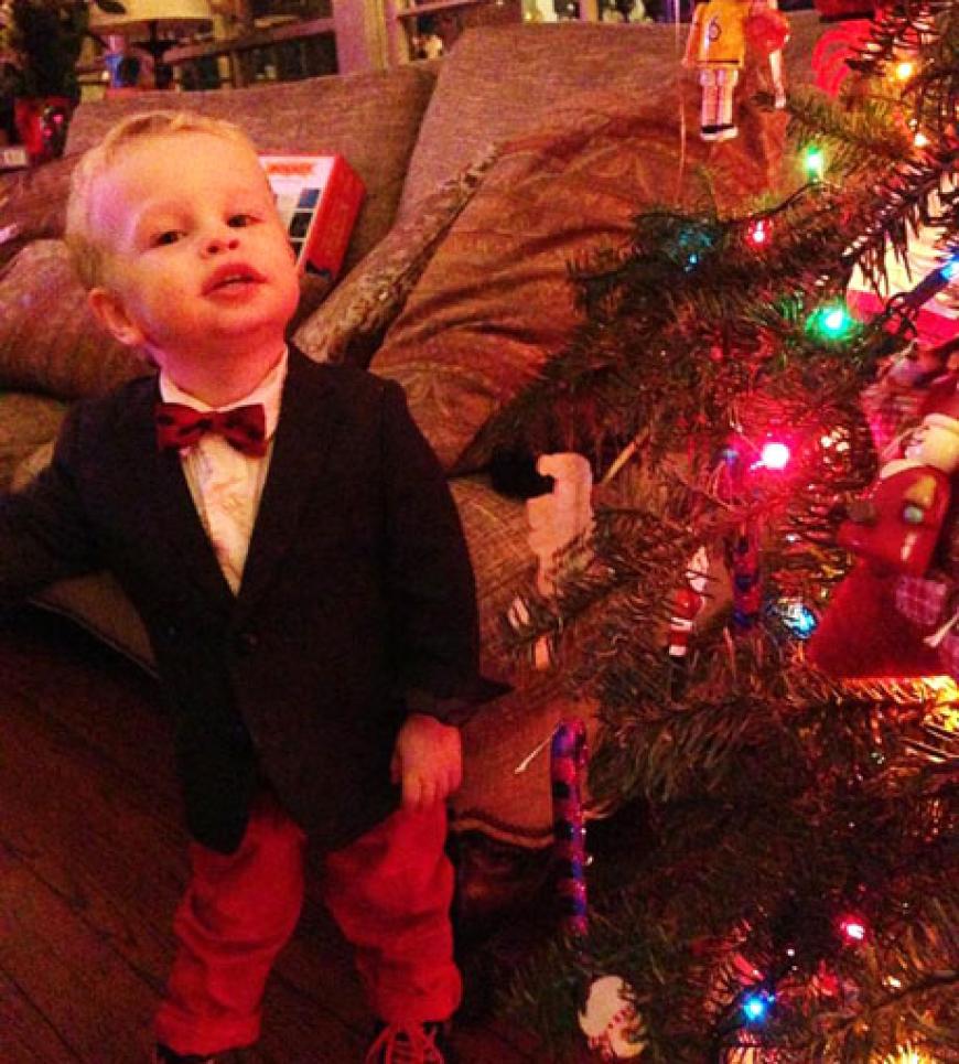Neil Patrick Harris zeigt seine Kids auf Twitter. Söhnchen Gideon trägt sogar eine kleine Schleife extra zu Weihnachten. Süß!