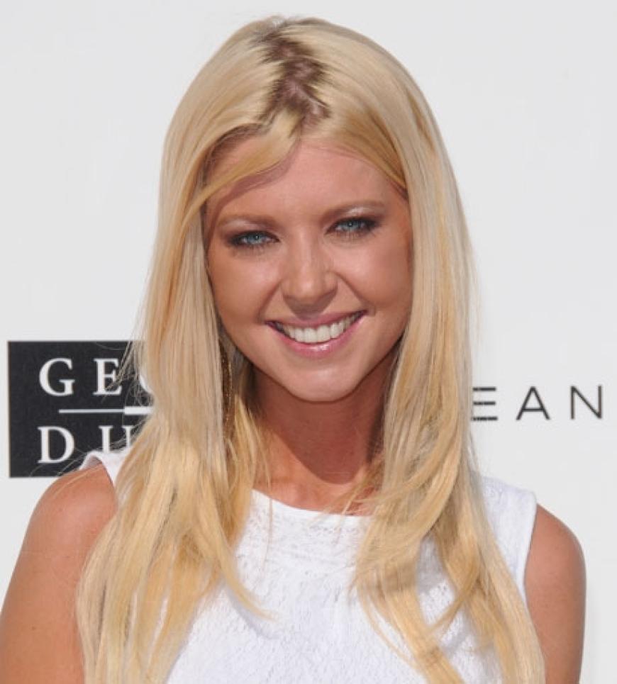 Tara Reid strahlt in die Kameras der Fotografen