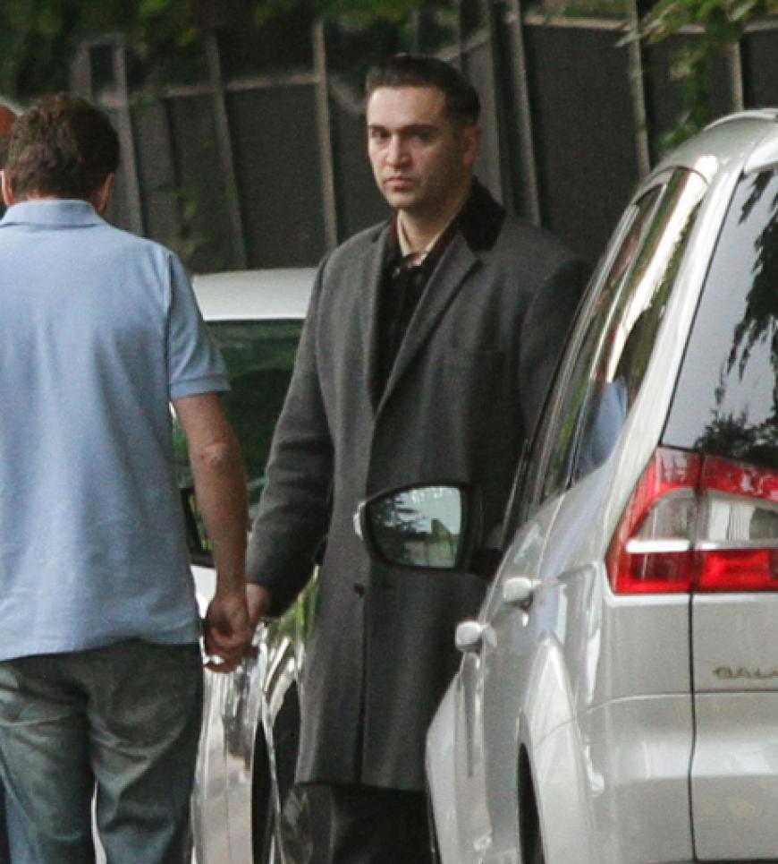 Reg Traviss, englischer Regisseur und Amys letzte Liebe, kommt zu Amys Wohnhaus. Auch er konnte sie nicht aus dem Drogensumpf retten. Angeblich beendete er die Beziehung, kurz bevor Amy starb.
