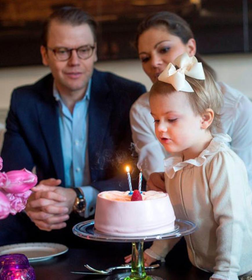Happy Birthday, kleine Estelle! Die Prinzessin feierte am 23. Februar ihren zweiten Geburtstag - mit einer leckeren Torten und ihren Eltern: Prinz Daniel und Kronprinzessin Victoria von Schweden