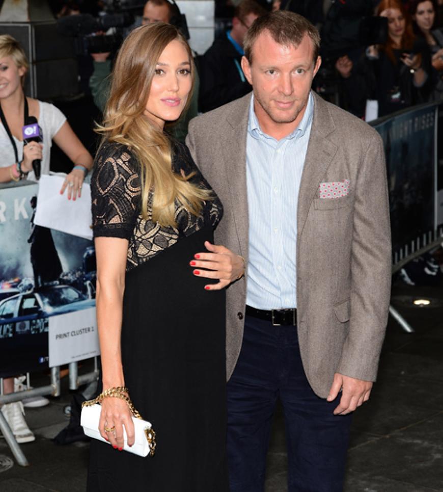 Die größte Überraschung lieferten allerdings Jacqui Ainsley und Guy Ritchie auf dem roten Teppich ab: Das Paar erwartet nur wenige Monate nach der Geburt ihres ersten Kindes (im September 2011) wieder Nachwuchs