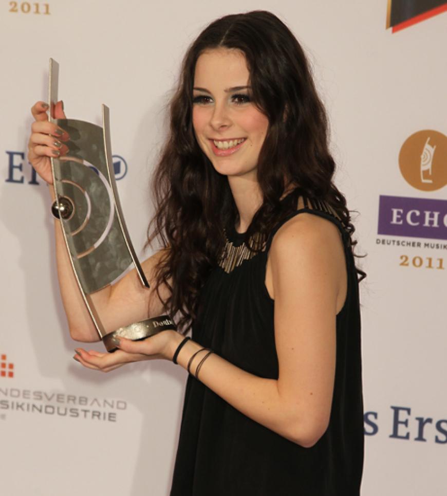 Lena Meyer-Landrut freute sich riesig über ihre Auszeichnungen. Gleich zwei Mal durfte sie auf die Bühne und sich den Preis als âKuÌnstlerin national Rock/Pop