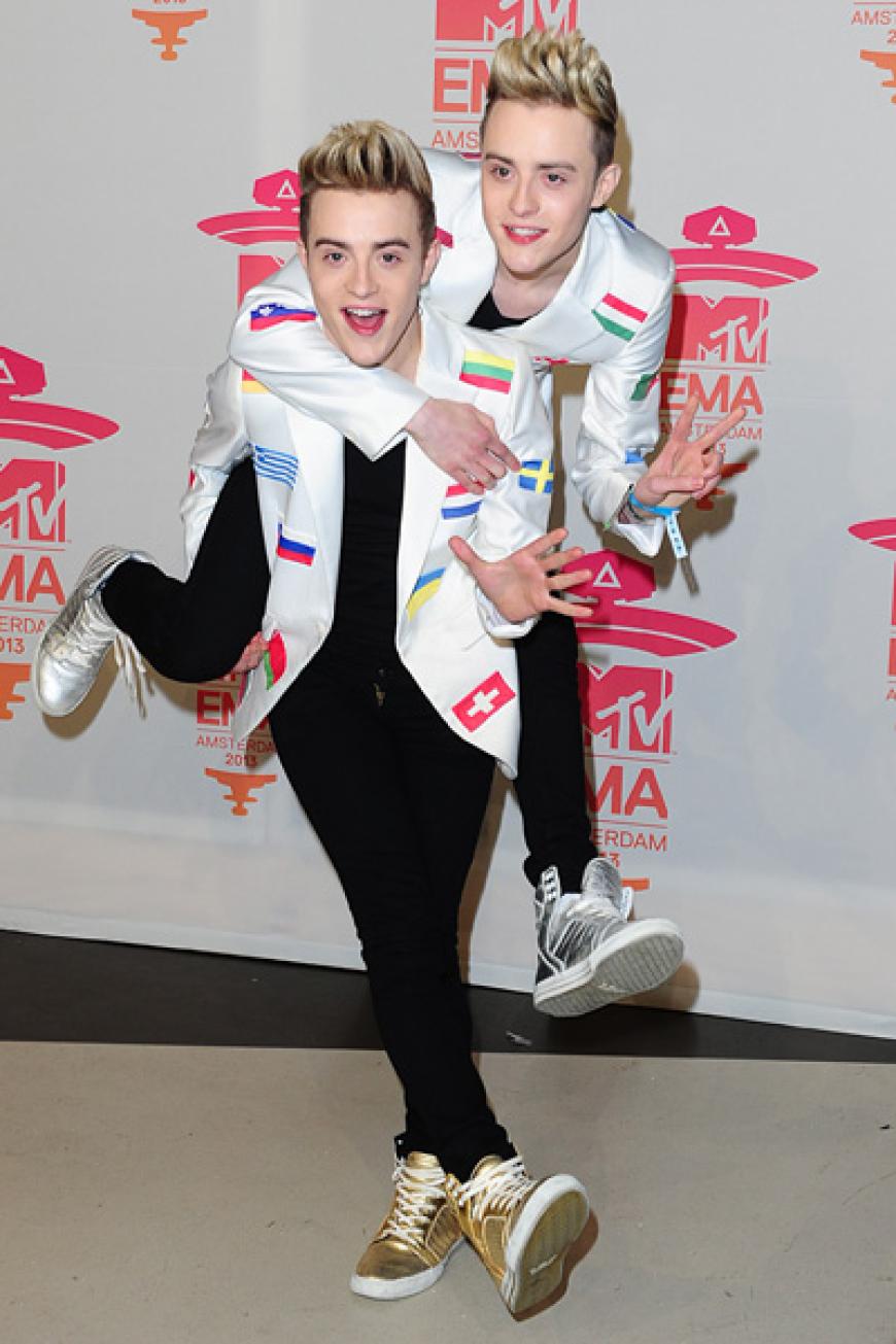 Die Jungs von Jedward blödeln für dei Fotografen