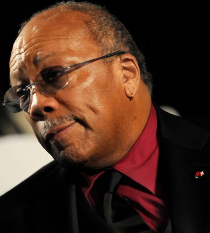 Die Trauerfeier fand im engsten Kreis der Freunde und Familie statt. Auch Musikproduzent Quincy Jones kam zur Beerdigung