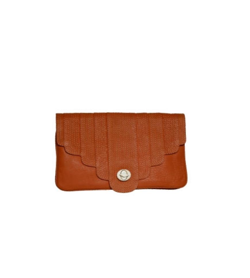 Handlich: Leder-Clutch mit Ziernähten von Hoss Intropia, ca. 150 Euro