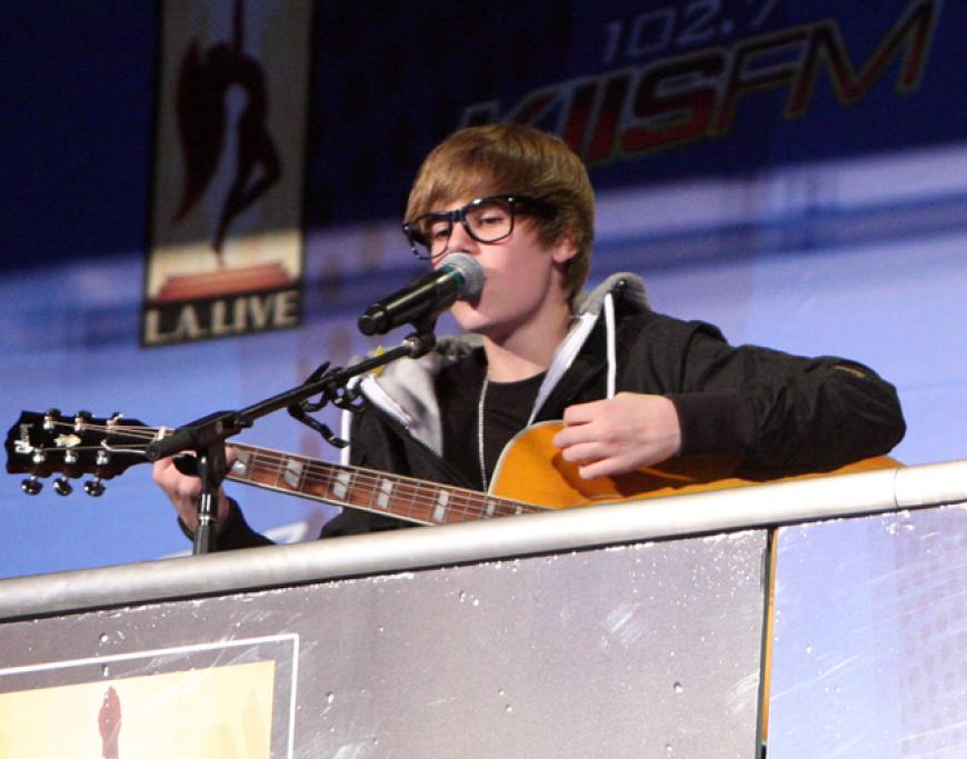 Nerd-Brille? Check! Biebers Großvater ist übrigens Deutscher, der nach Kanada auswanderte