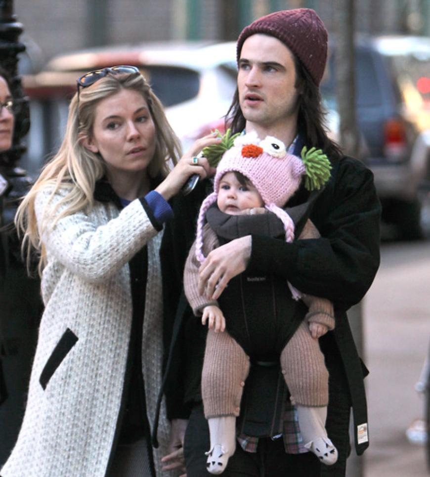 Die Tochter von Sienna Miller und Tom Sturrige erkundet im lustigen Woll-Einteiler das New Yorker West Village