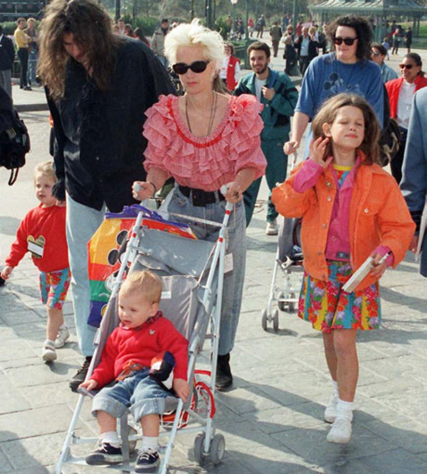 1992: Peaches (li.) und Pixie Geldof mit ihrer Mutter Paula Yates und Vater Bob Geldof, sowie der dritten Schwester Fifi Trixie-Belle (re.)