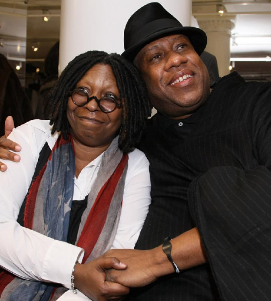 Äußerst gut gelaunt: Hollywood-Star Whoopi Golderg im Arm von Anna Wintour-Assistent Andre Leon Talley 