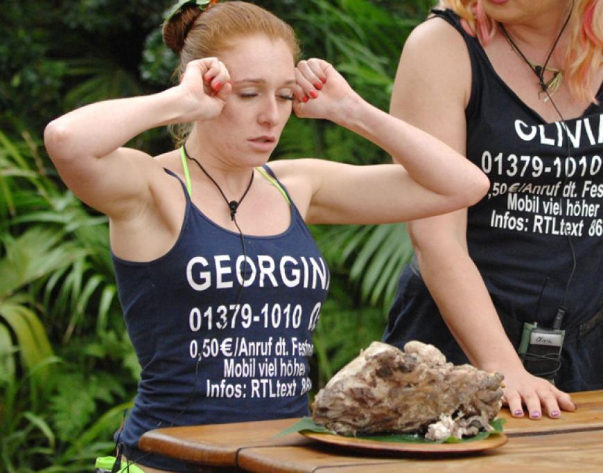 Georgina muss daraufhin zunächt drei lebendige Kakerlaken verzehren, bevor es zum großen Finale kommt. Gehirn vom Schaf, serviert in einem gekochten Schafskopf. Erst zögert die