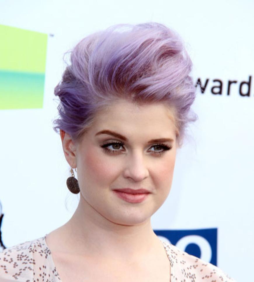 Kelly Osbourne hatte schon fast jede Haarfarbe auf dem Kopf. Mit ihrem Fliederton ist sie jetzt extrem trendsicher.