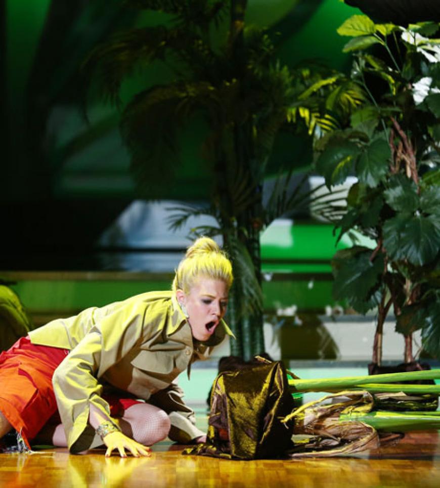 Mit Spannung war der Auftritt von Larissa Marolt und Massimo Sinato erwartet worden. Zu Anfang der Performance nimmt die Dschungelprinzessin ihr eigenes Stolper-Image auf die Schippe. Die Palme sollte dabei aber eigentlich nicht umfallen...