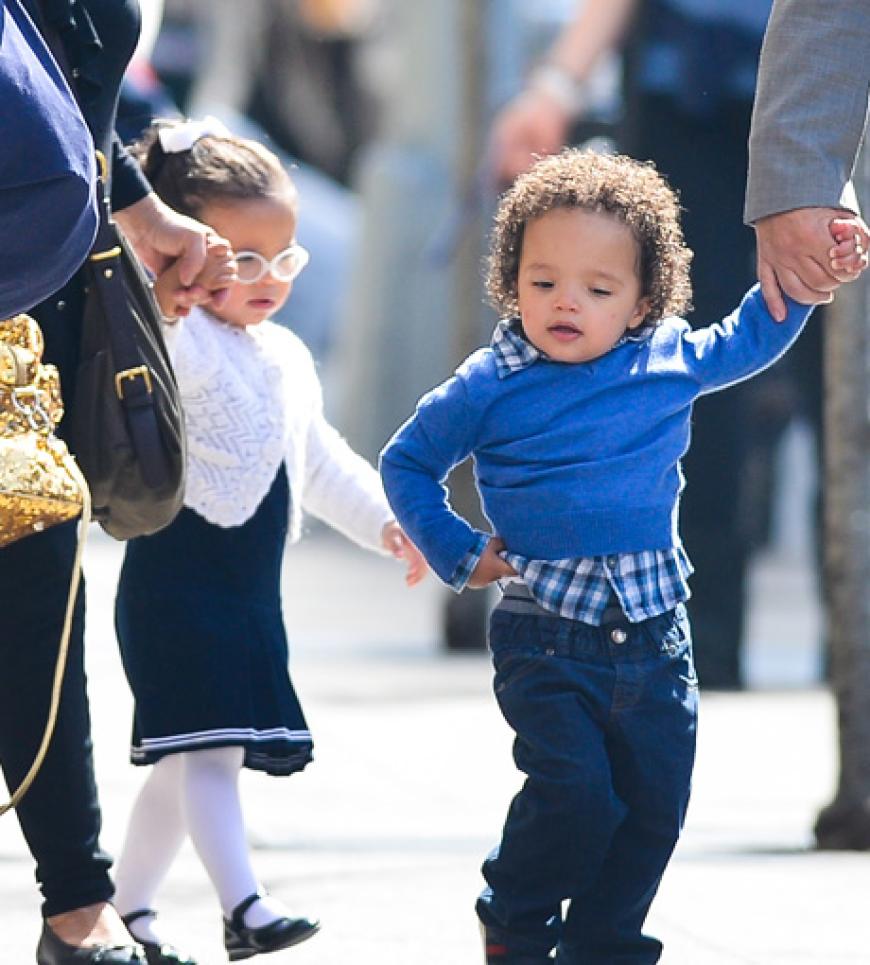 Sie werden immer niedlicher: Mariah Careys Zwillinge Monroe (mit süßer Brille) und Moroccan machen einen Spaziergang im New Yorker Stadtteil Tribeca´