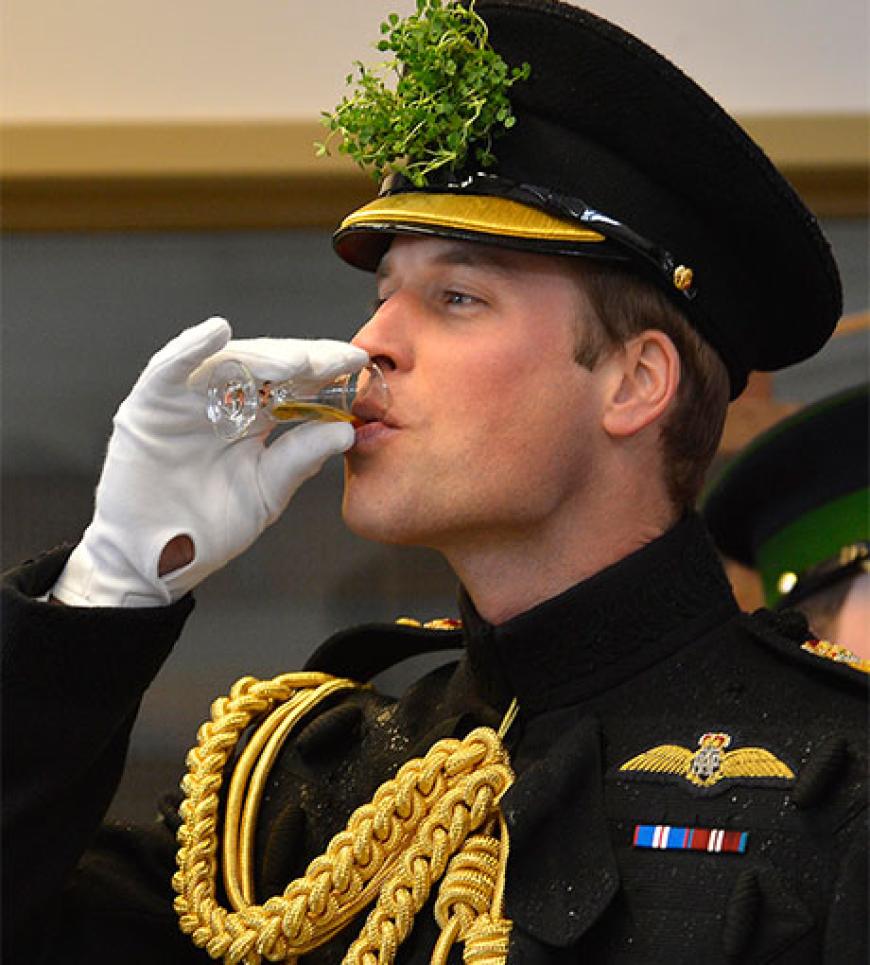 Ganz der Mann: Prinz William gönnt sich noch einen Sherry, bevor es wieder nach Hause geht
