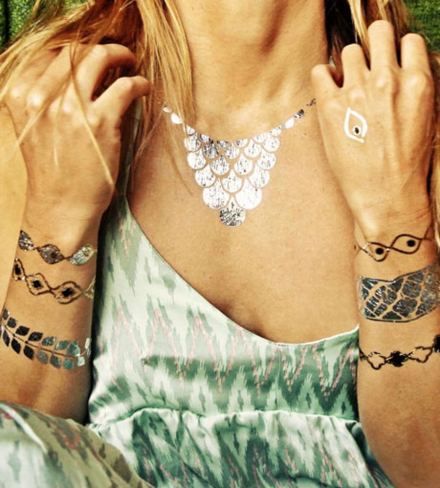 Schmuck muss nicht immer teuer sein: Die innovativen Fake-Tattoos zum Aufkleben von Flash Tattoos sind das ultimative Must-Have für diesen Sommer! Über blissany.com, ab 29 Euro